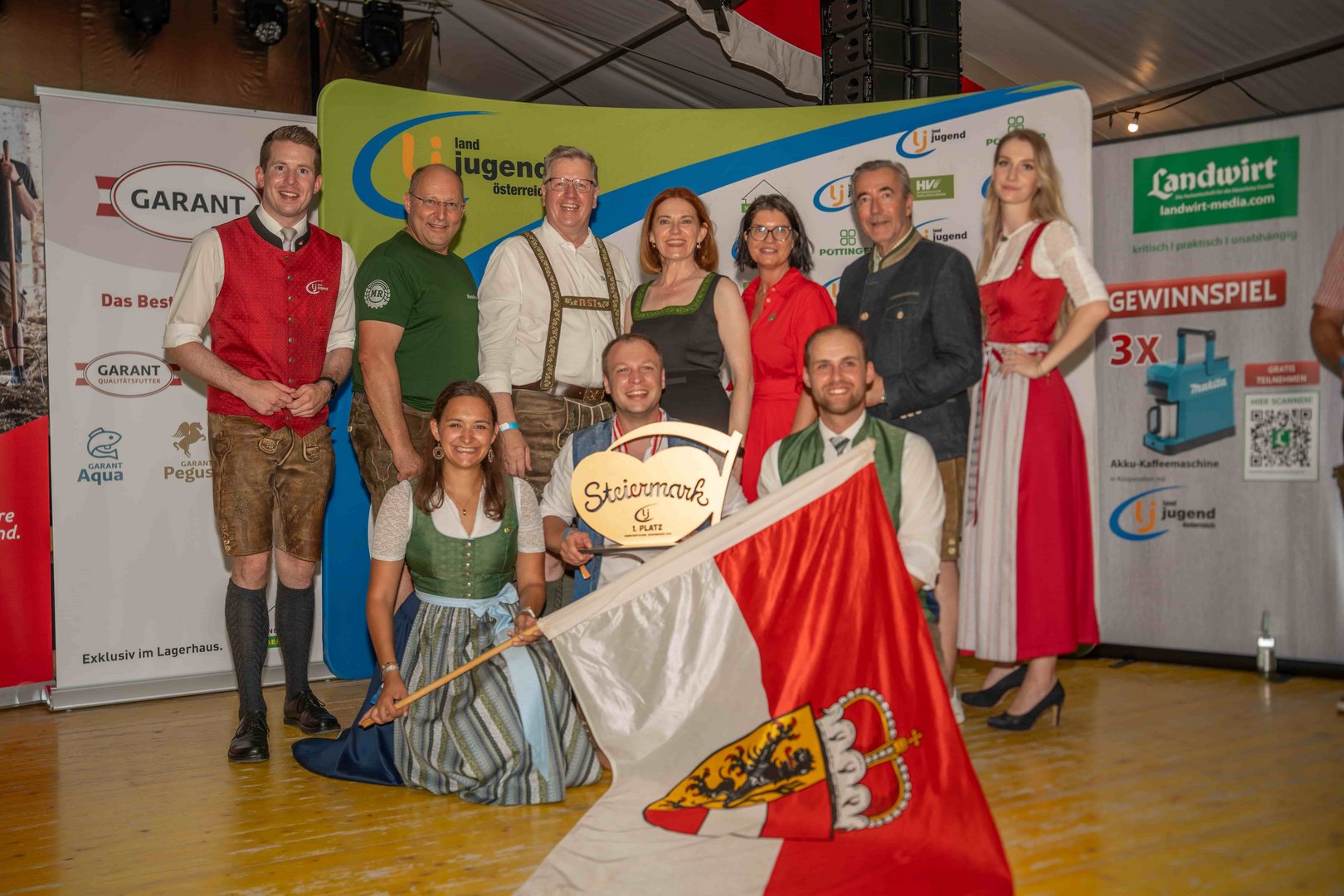 Steiermark 1. Platz: Gruppe in Tracht mit Fahne und Pokal