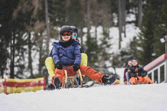 Zwei Mitglieder der LJ Hüttau beim Rodeln.