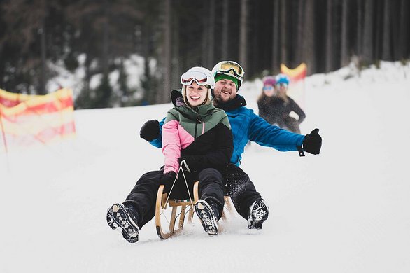 Zwei Landjugendmitglieder aus Hüttau auf einer Rodel